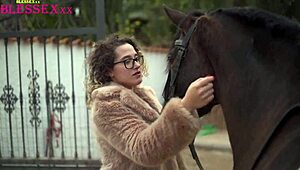 Яздим коне и се забавляваме на фермата с приятели този уикенд