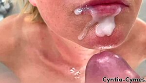 Прича о пушењу се одвија док гледа мој порнић на лаптопу са спермом свуда