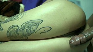 Violet leva massagem no cu e depois leva rola dura