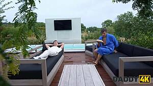 Секси чешка 18+ зарества приятеля и чука таткото му жестоко