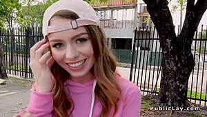 Вау, ова млада 18+ добија паре и огроман курац на јавном месту!