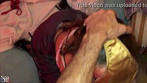 Sintiendo salvaje con mamada amateur francesa en lencería de satén