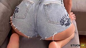 בחור שובב עוזר לחברת חדר חמודה בזיון אנאלי פרוע