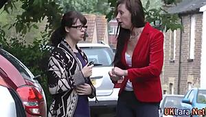 Βρετανίδα MILF σε κάλτσες πίνει και δακτυλώνει σε άγριο 3some