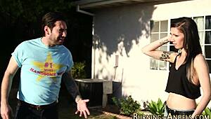 Tetovaná emo dievča masturbuje a dostáva tvrdý facial od punk chlapa 😈