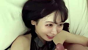 Hej, vidi ovu japansku devojku kako vlada divljom bukkake sesijom kod kuće