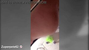 Kom se mina stora tuttar och feta rumpa i duschen