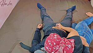 pasoară malaysiană fierbinte calmează stresul fratelui vitreg în dormitor! 😘