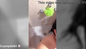 Kom kijken naar mijn grote tieten en kont onder de douche