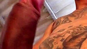 tipper encantado con mi mujer me complace sin saber