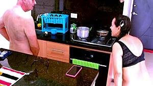 Sexo Surpresa na Cozinha com Babe de Bunda Grande 😏