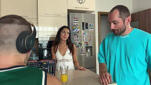 Рогоносецът има изневеряваща жена, която се свързва с най-добрия му приятел на диво парти. Тройка без презерватив зад гърба му!