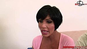 Ako busty MILF v nylonových pančuchách berie obrovský BBC, zatiaľ čo jej manžel len sleduje?