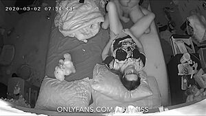 Kleine 18+ junge 18+ Stiefschwester erwischt beim Masturbieren auf versteckter Kamera, dann von riesigem Schwanz für Bareback Creampie gefickt