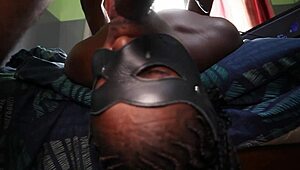 哇，年轻非洲夫妻猛烈深喉怪物鸡巴！