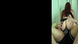 Jonge blanke chick zit op pik, vriend spuit binnen, zus filmt