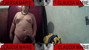 O bog, sem popolnoma med stegni te krivuljaste gordi, okušam njene vaginalne tokove... kakšen požrešni nagon mi daje ta guarra, veš?