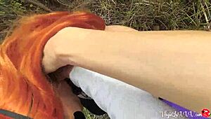 Kitty zuigt wild vreemde lul en krijgt doggy neuk buiten!