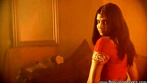 Geile Indiase schone danst en kleedt uit in softcore striptease