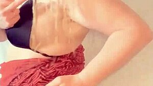 Loira gostosa dançando de calcinha sem fundo