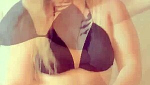 สาวบลอนด์ร้อนเต้นในกางเกงในเปิดขา