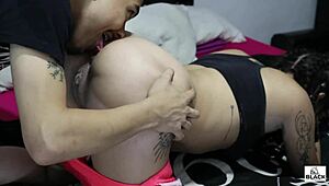 Que juicio el de mi jovencita hermanastra, le dare una buena follada por ese rico coño apretado.