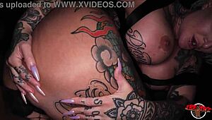 İngiliz fahişe tuvalette yüzü kızarır - Sen de çiş tedavisi ister misin?