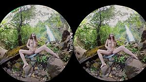 эротичная брюнетка Endza дрочит до оргазма вибратором на улице в VR