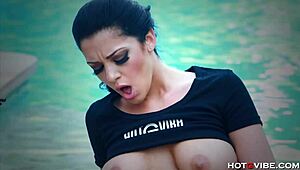 丰满女神 大屁股 在户外激烈高潮