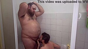 Ей, искаш ли да видиш секс без гума под душа с гореща мацка?