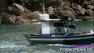 Babe sexy fac sex lesbi senzual cu lingere și jucării