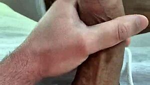 Homemade video shows a cute twink enjoying a delicious solo session.