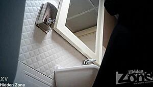 Telecamera nascosta cattura masturbazione segreta nel bagno del bar scena spionaggio