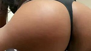 Секси бритая жопа Нелли дразнит в тесных трусиках