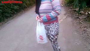 Bareback cu o tipă curvy din cartier, tipul viclean termină pe curul ei strâmt