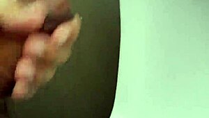 safadeza no banheiro da academia adrenalina a mil com esses machos - full sheer 😏