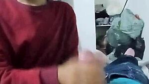 Me pegaram fodendo o cu da minha irmã postiça em amador gay inter-racial!