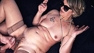 По дяволите, не можах да се сдържа и свърших вътре в косматата й пичка!