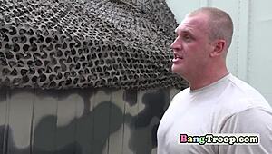 Старший офицер приказывает солдатам засунуть хуй в дыру