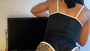 empregadinha safada gets tattooed and acts sexy in reality solo