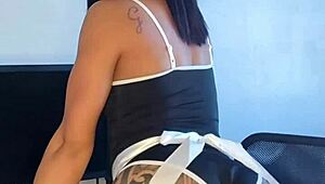 empregadinha safada gets tattooed and acts sexy in reality solo