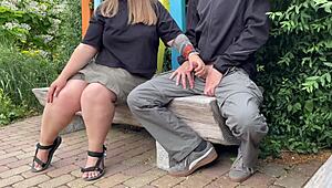 Sexy ukjent MILF lar meg komme i parken