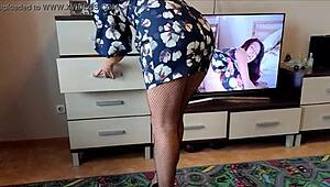 Ochtend porno vlog met sexy stiefmoeder. Ze pijpt voor het werk!