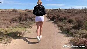 Bez kalhotek na pláži s zadnicovou zástrčkou sakra!