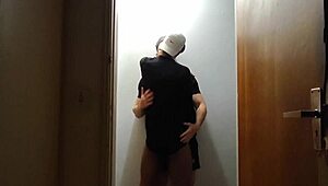 câmeras do prédio flagram amigos se pegando no corredor depois da academia 😏