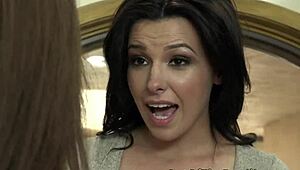 Гореща мащеха го приема дълбоко в тясно анално чукане