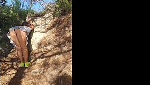 Stiefmama überrascht Stiefsohn beim Wandern draußen und zeigt sich am Strand