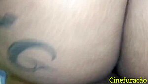 Gorda salope dégouline de désir! Elle enduit la queue du moreno avant chevauchée anale sauvage.