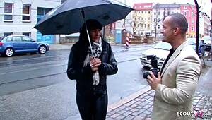 Casalinga tedesca in leggings di pelle rimorchiata per casting in strada. Scopata retro classica con cazzo grosso!