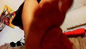 la tua mistress italiana schiaccia la tua faccia con i piedi sporchi